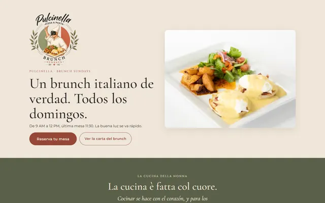 La página del brunch de Pulcinella en escritorio: el sello «Brunch Sundays», «Un brunch italiano de verdad. Todos los domingos.», el horario de 9 AM a 12 PM y una foto de huevos benedictinos.